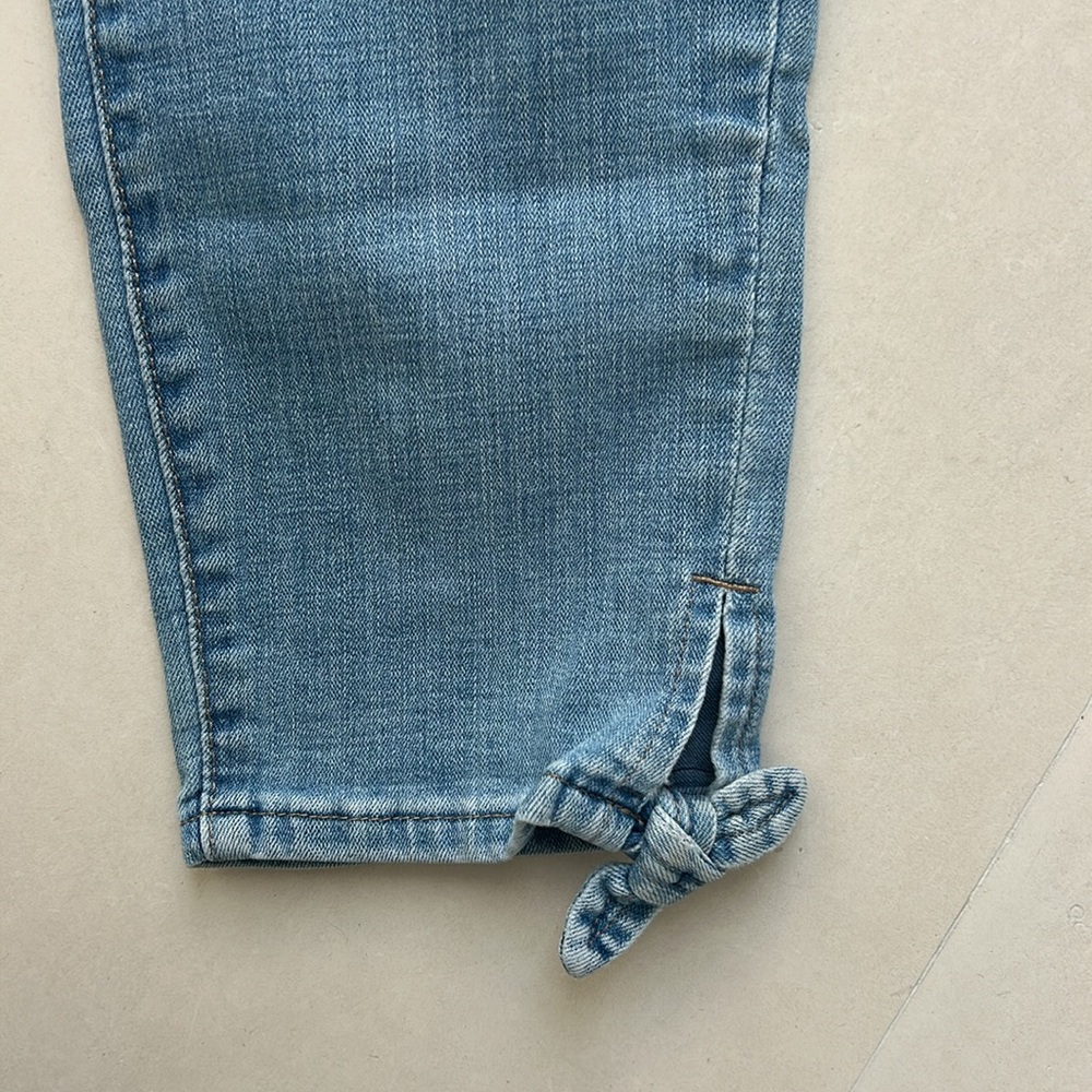 EUC Levis Blue Jeans with bow detail - Picture 2 of 5
